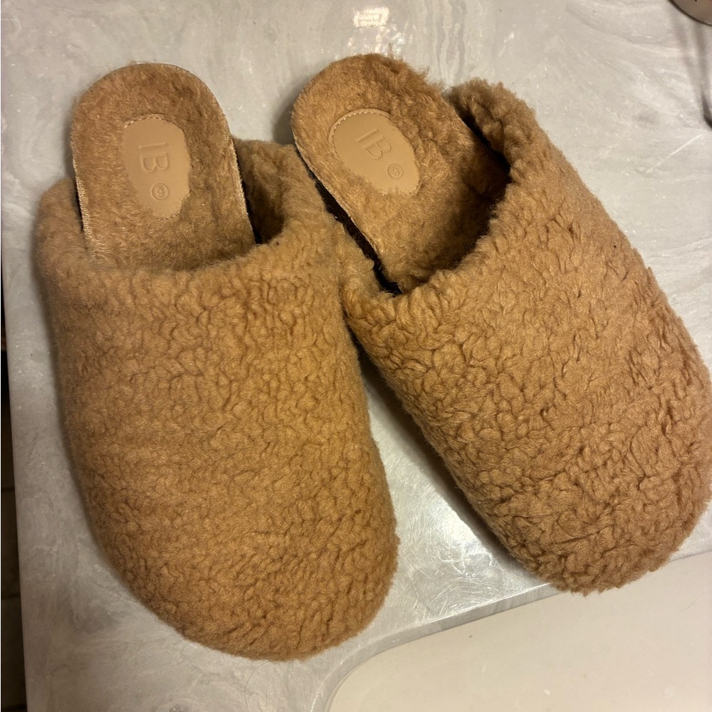 Women's Tan Fleece Slippers